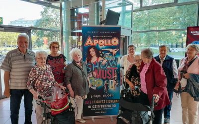 Seniorinnen und Senioren besuchen das Apollo Theater