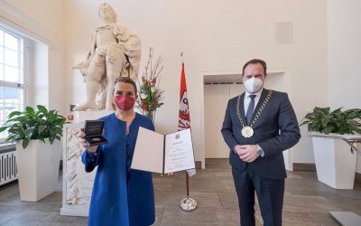 Jenny Jürgens mit Verdienstplakette ausgezeichnet