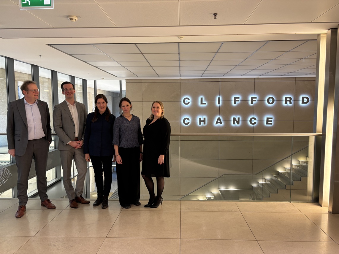 Scheckübergabe bei Clifford Chance